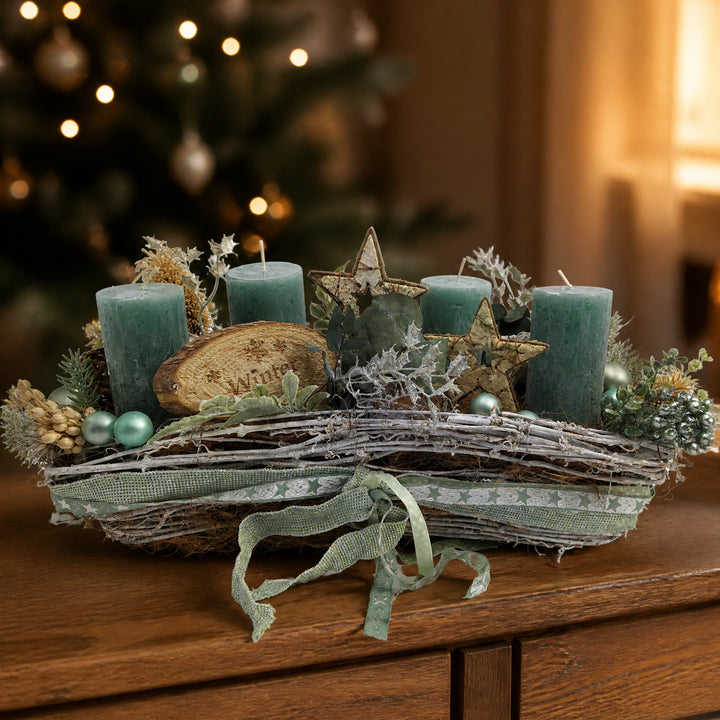 Szene Adventsgesteck 4 Kerzen Sterne Kugeln Beeren mint natur