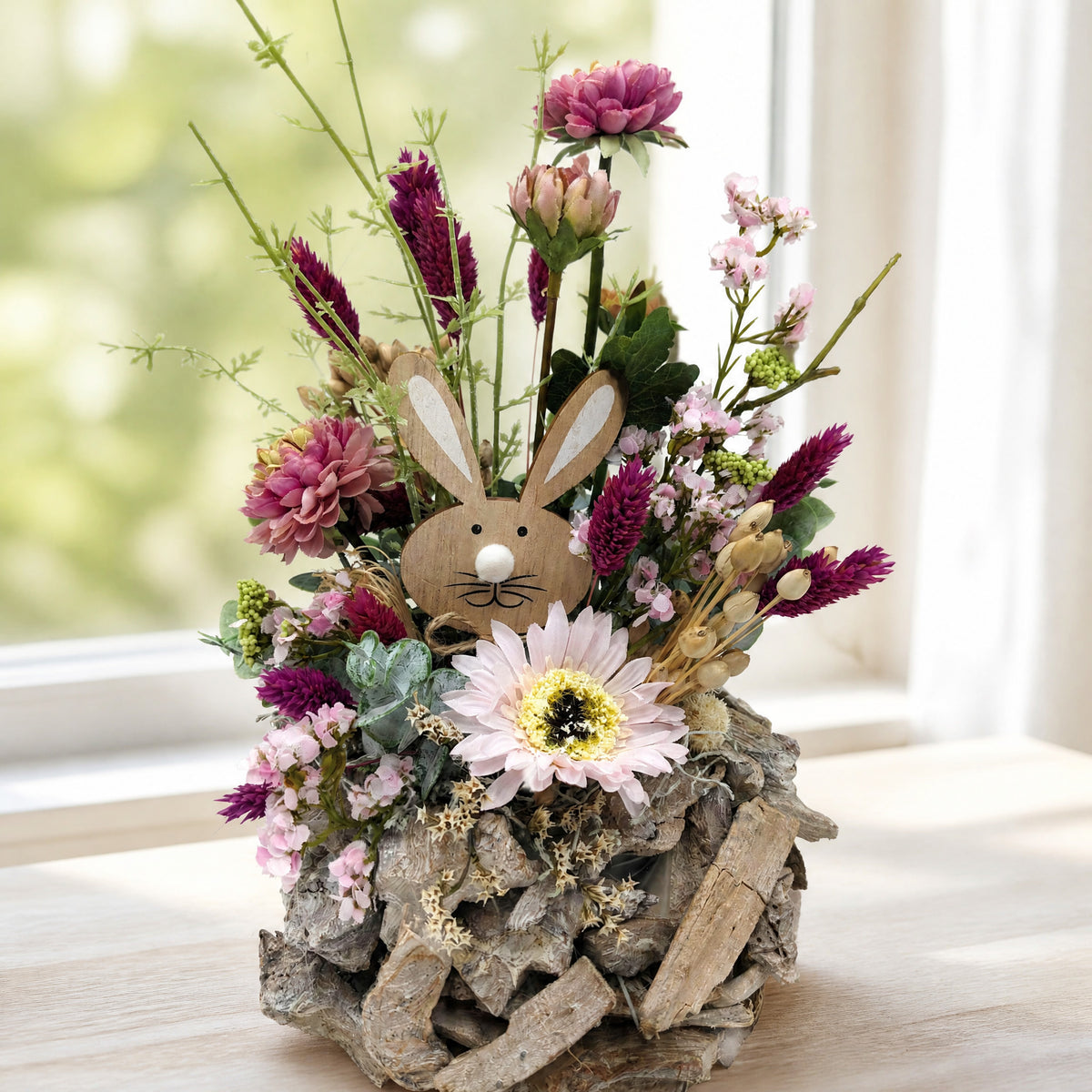 Szene Ostergesteck Chrysantheme Gerbera Hase rosa beere Holztopf