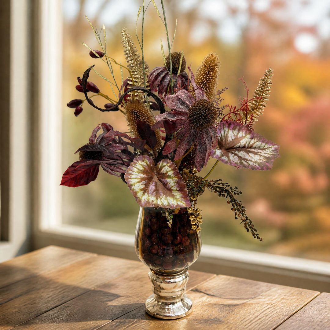 Szene Herbstgesteck Sonnenhut Farn Blätter gold dunkelrot in Vase