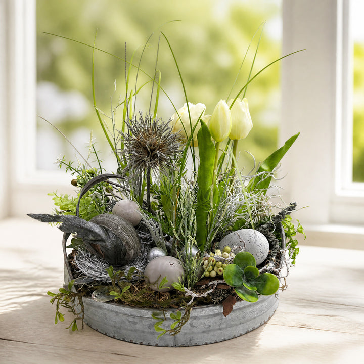 Szene Ostergesteck Tulpen Eier Beeren weiß grau in Metallschale