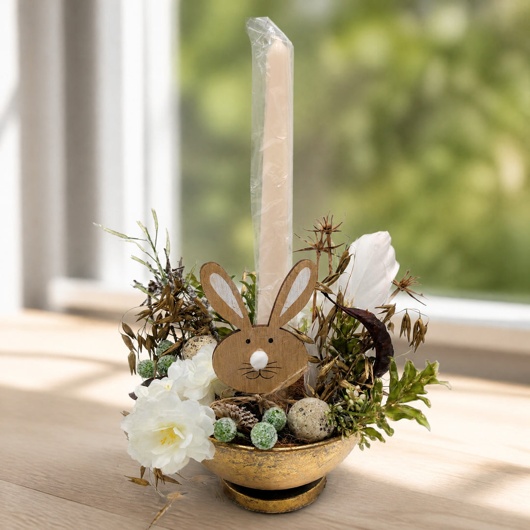 Szene Ostergesteck Hase Eier Blüten gold weiß mit Stabkerze