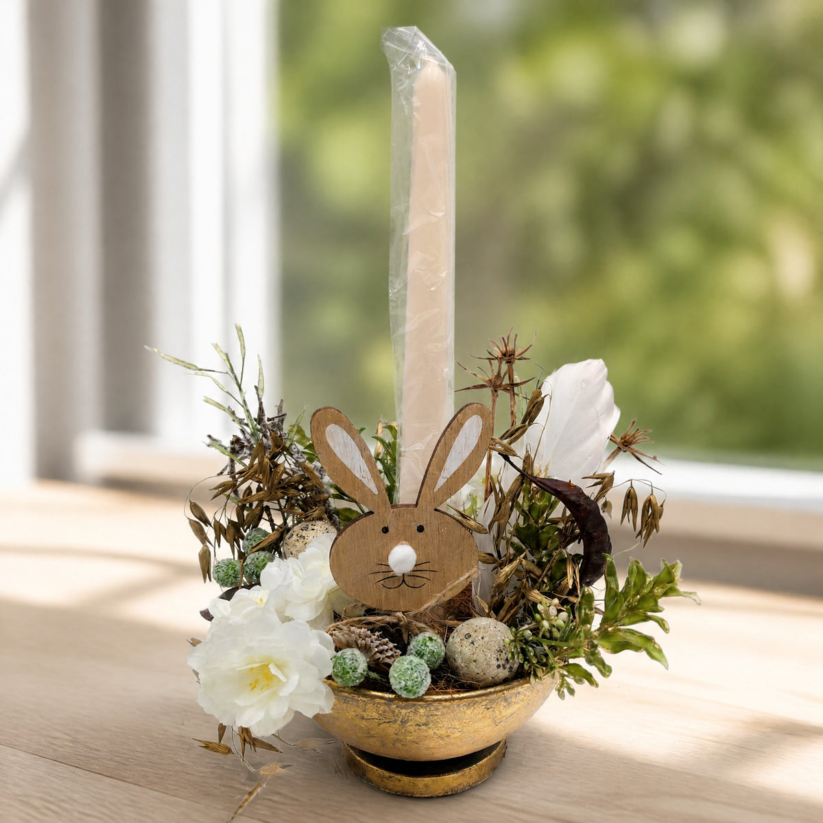 Szene Ostergesteck Hase Eier Blüten gold weiß mit Stabkerze