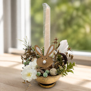 Szene Ostergesteck Hase Eier Blüten gold weiß mit Stabkerze