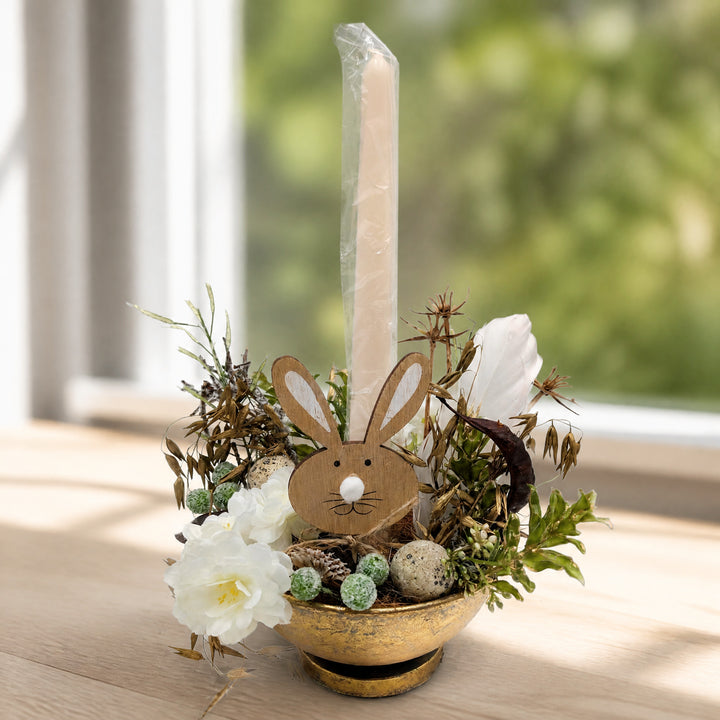 Szene Ostergesteck Hase Eier Blüten gold weiß mit Stabkerze