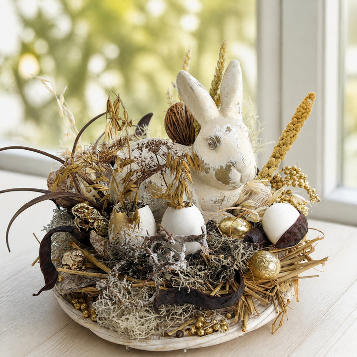 Szene Ostergesteck Hase Eier Ähren Beeren creme gold