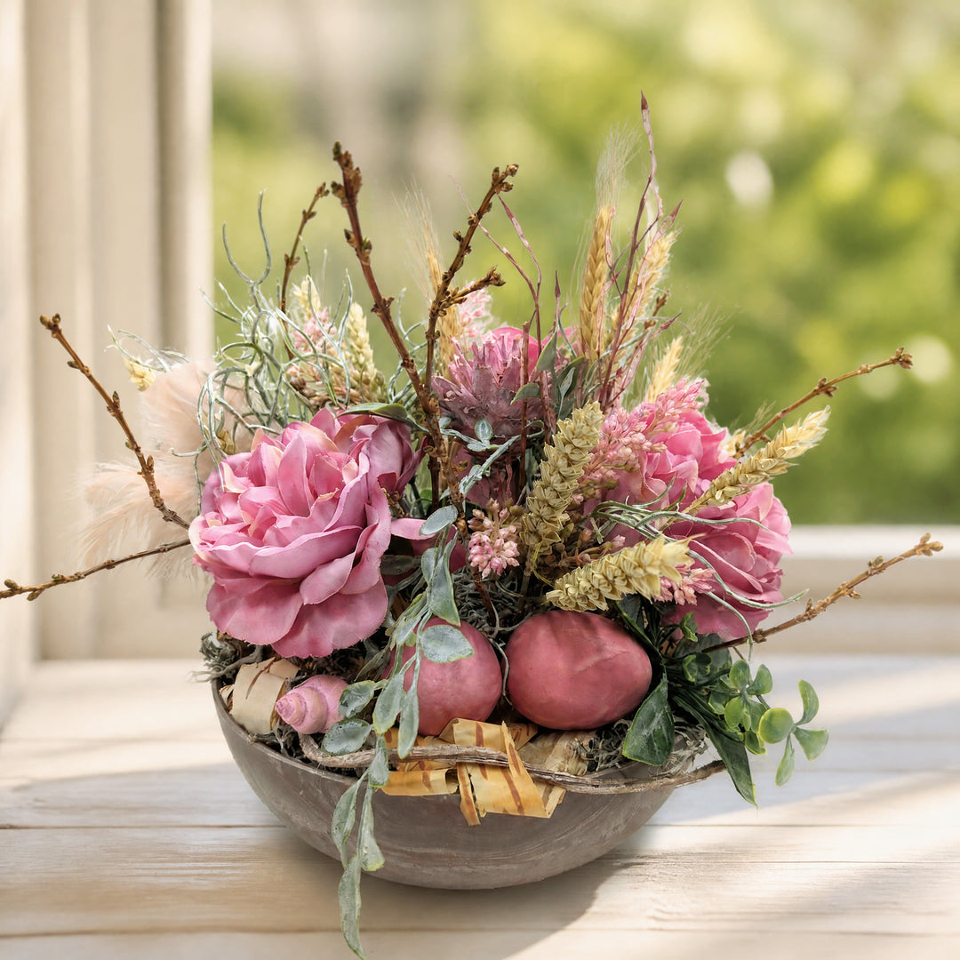 Szene Ostergesteck Rosen Eier Federn rosa natur in Schale