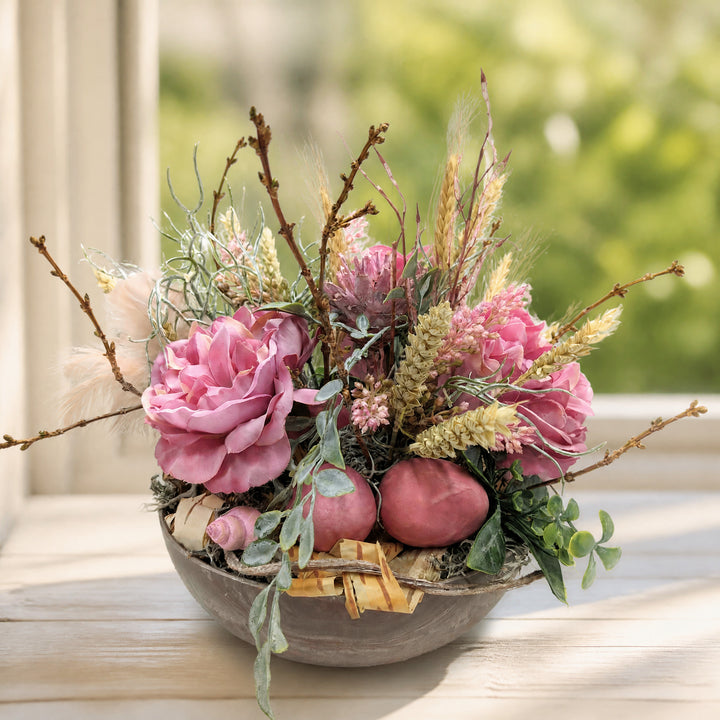Szene Ostergesteck Rosen Eier Federn rosa natur in Schale