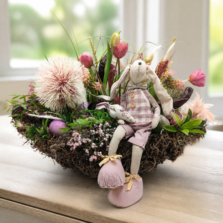Szene Ostergesteck Hase Tulpen Eier Hyazinthen rosa creme