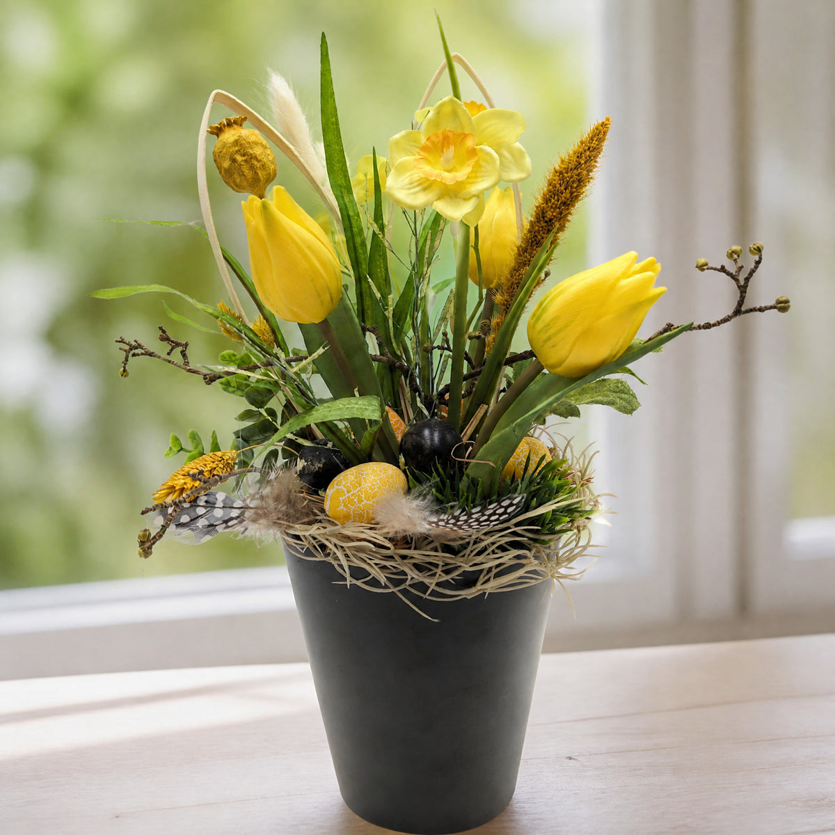 Szene Ostergesteck Tulpen Narzisse Eier Federn Mohnkapsel gelb