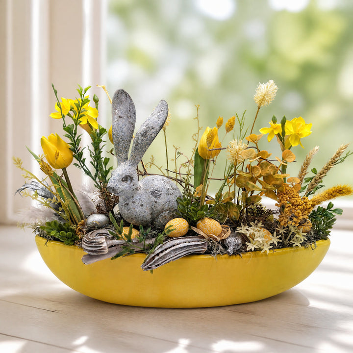 Szene Ostergesteck Hase Tulpen Narzissen Eier gelb grau