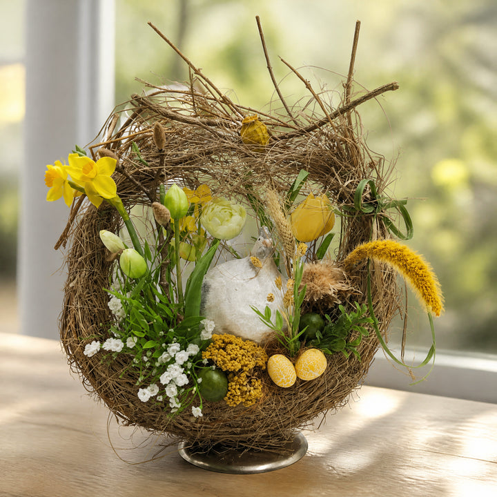 Szene Ostergesteck Huhn Eier Tulpen Narzissen gelb grün