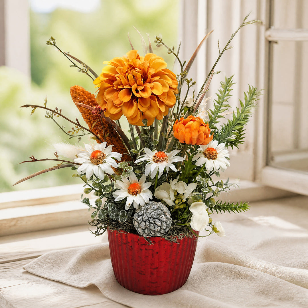 Szene Sommergesteck Margeriten Chrysanthemen Eukalyptus orange weiß