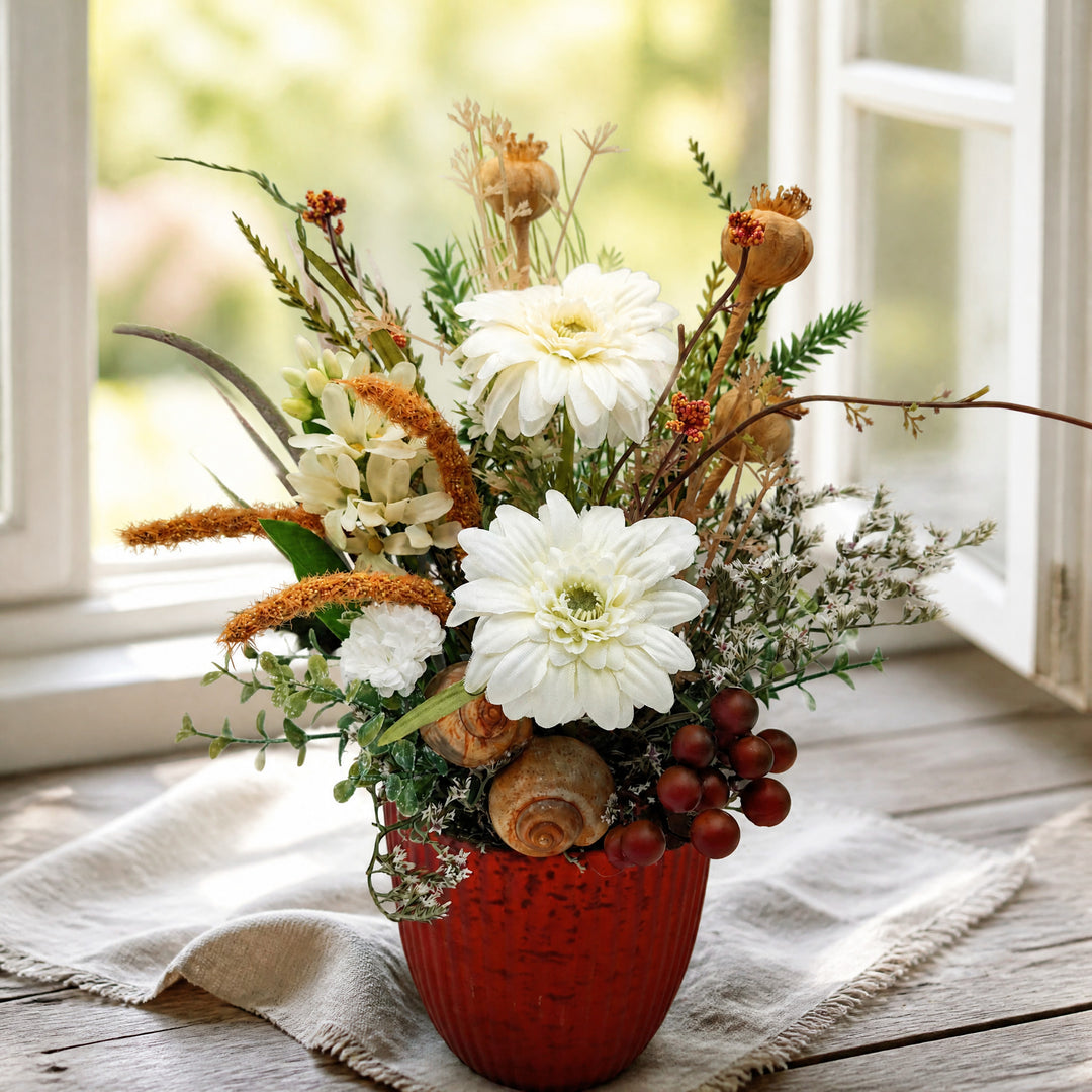 Szene Sommergesteck Gerbera Mohnkapseln Schnecke weiß orange im Topf
