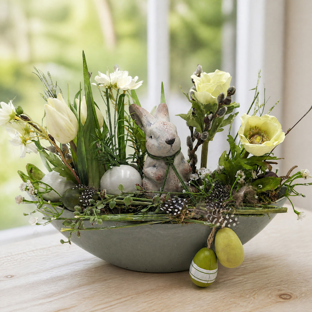 Szene Ostergesteck Hase Tulpen Eier Federn creme grün