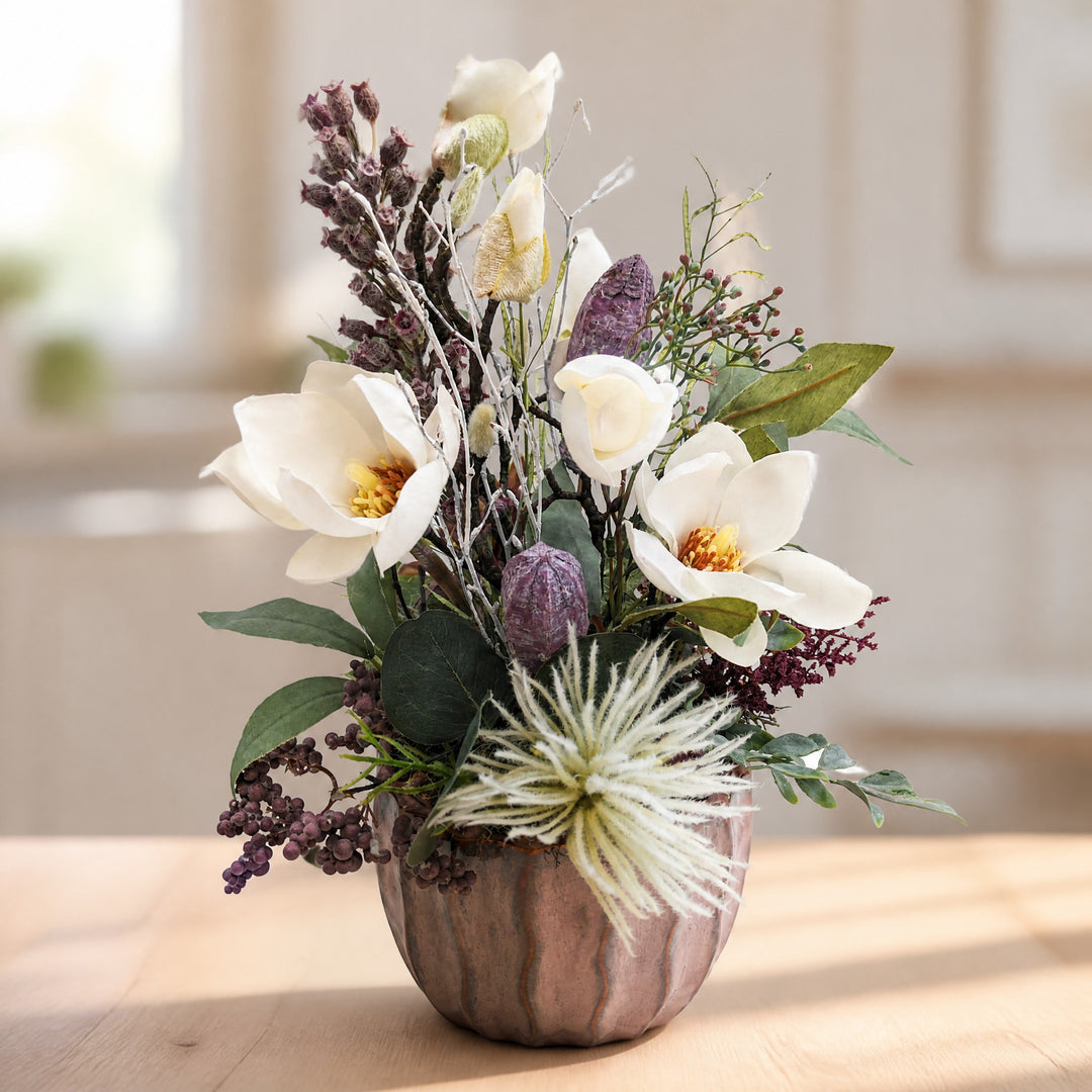 Szene Sommergesteck Magnolien Beeren Gräser creme lila