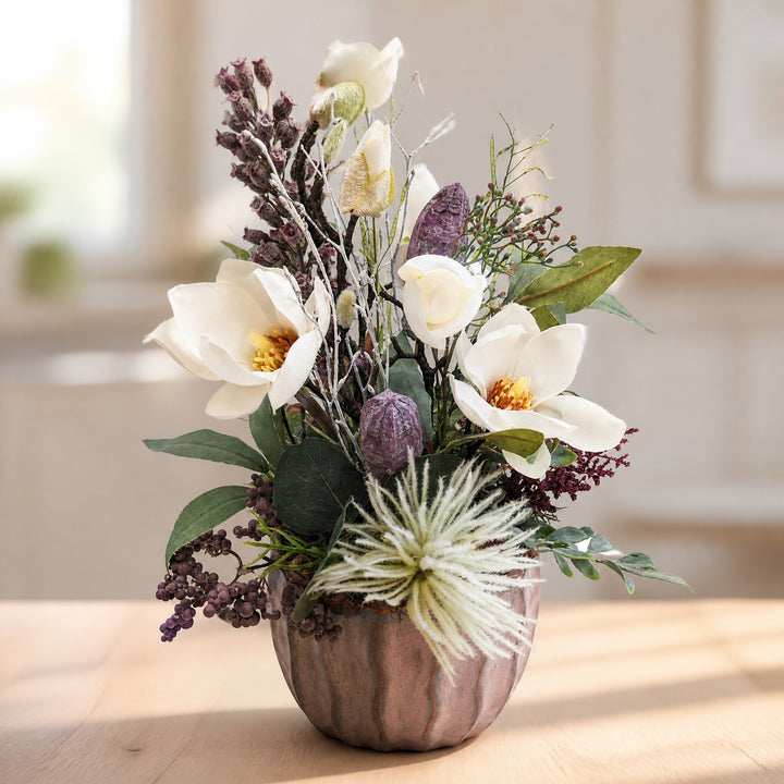 Szene Sommergesteck Magnolien Beeren Gräser creme lila