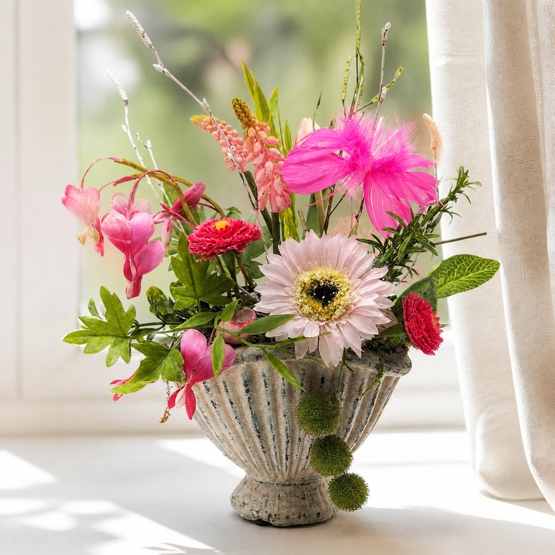 Szene Sommergesteck Frühling tränendes Herz Hyazinthe Gerbera rosa