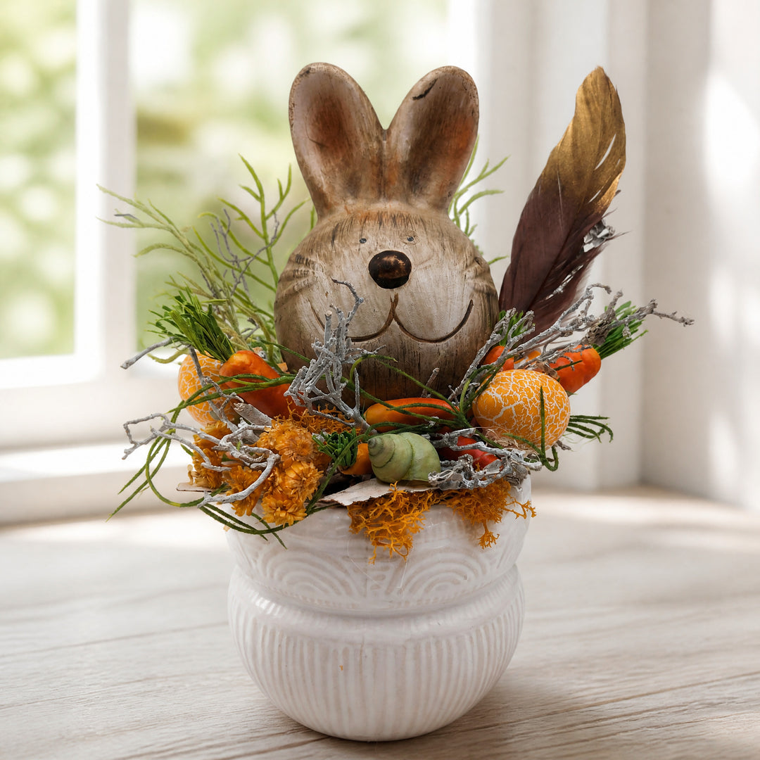 Szene Ostergesteck Hase Möhren Ei orange weiß im Keramiktopf