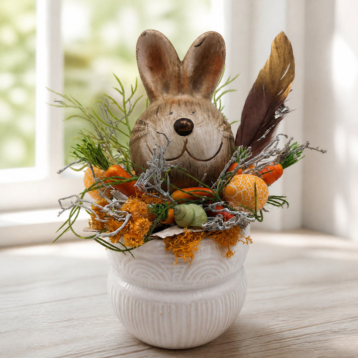 Szene Ostergesteck Hase Möhren Ei orange weiß im Keramiktopf
