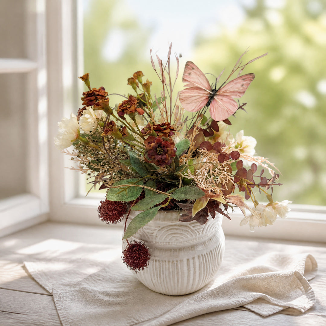 Szene Sommergesteck Schmetterling Blüten Gräser rosa creme