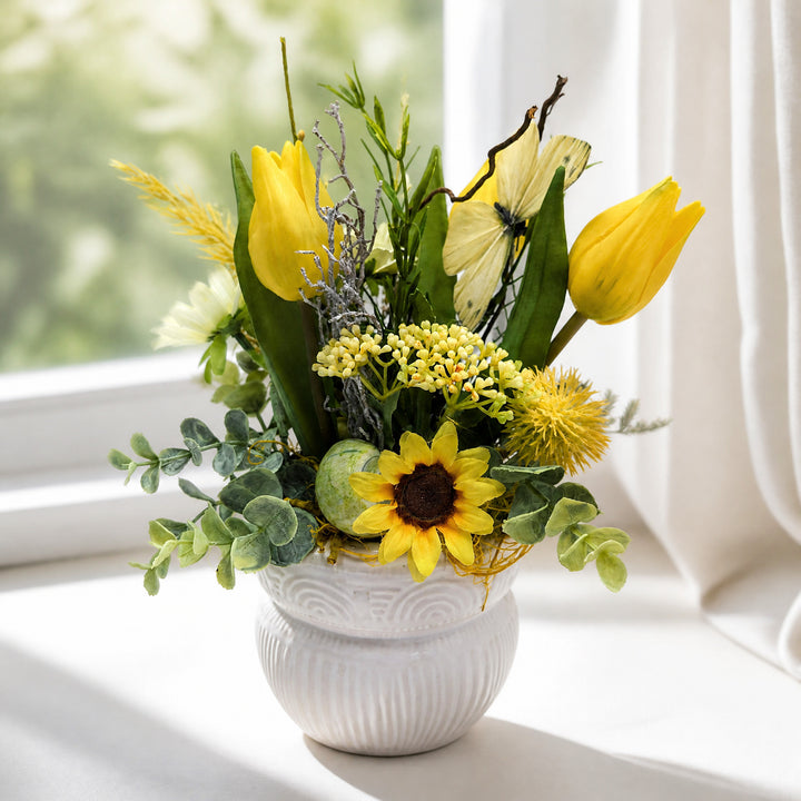 Szene Frühlingsgesteck Tulpen Schmetterling Schnecke gelb weiß