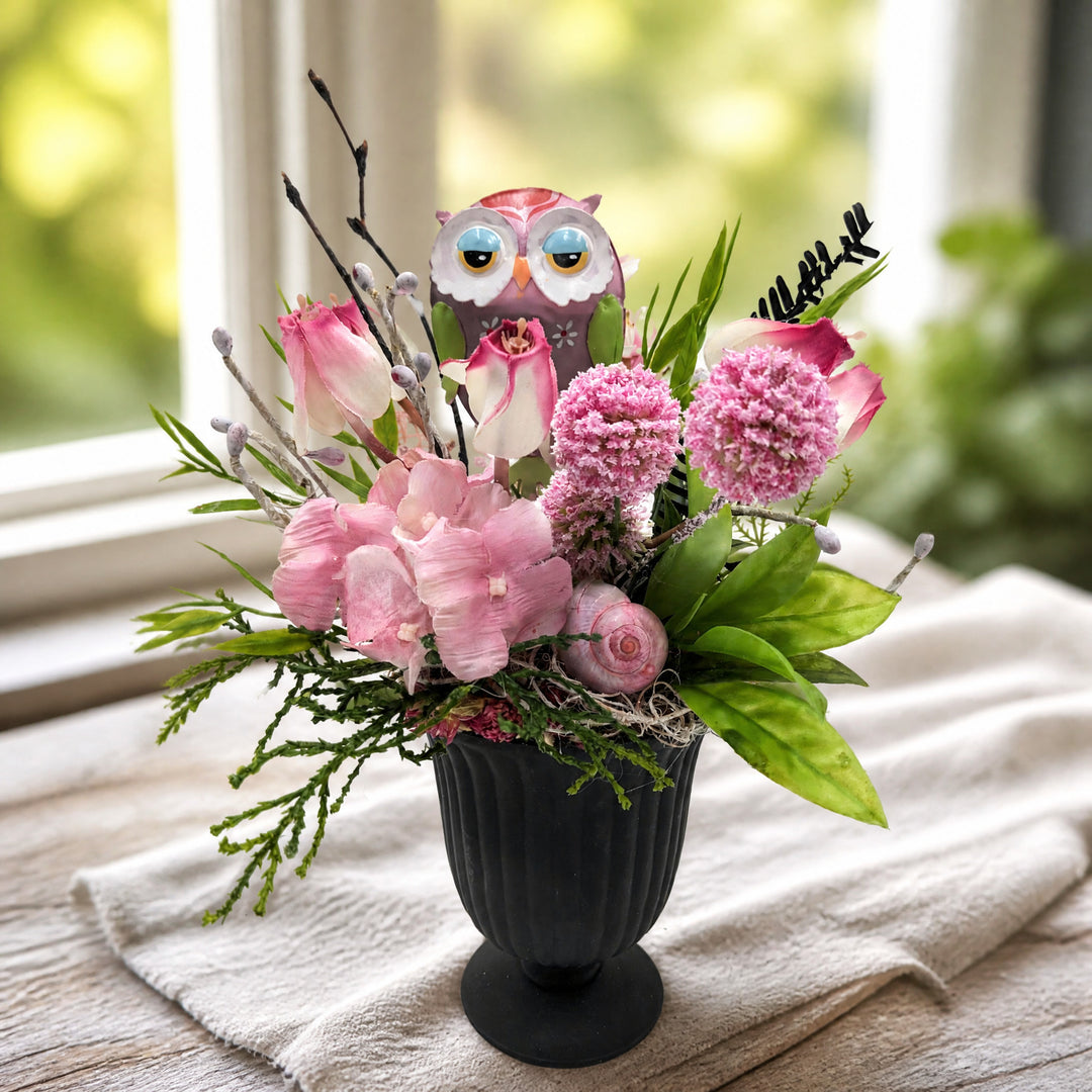 Szene Sommergesteck Eule Schnecke Rosen rosa im schwarzen Pokal
