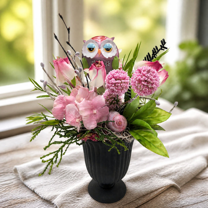 Szene Sommergesteck Eule Schnecke Rosen rosa im schwarzen Pokal