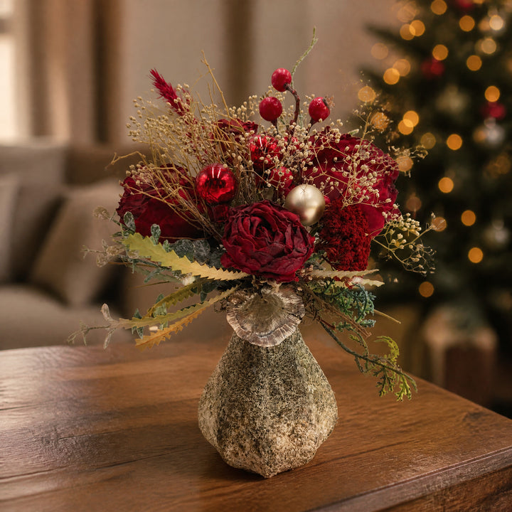 Szene Sommergesteck Weihnachtsgesteck Rosen Schleierkraut Kugeln rot