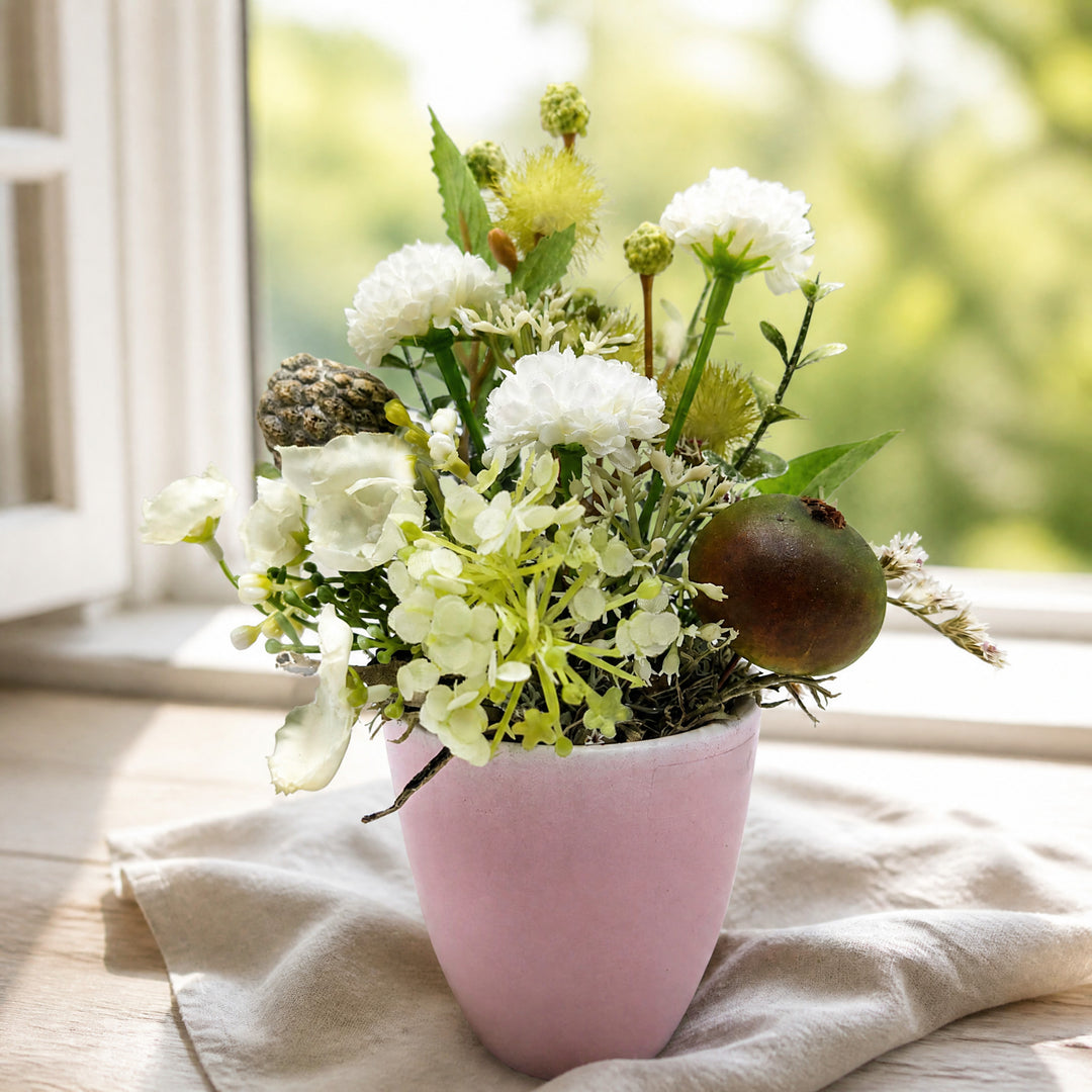 Szene Sommergesteck Nelken Hortensie Gräser weiß rosa Topf