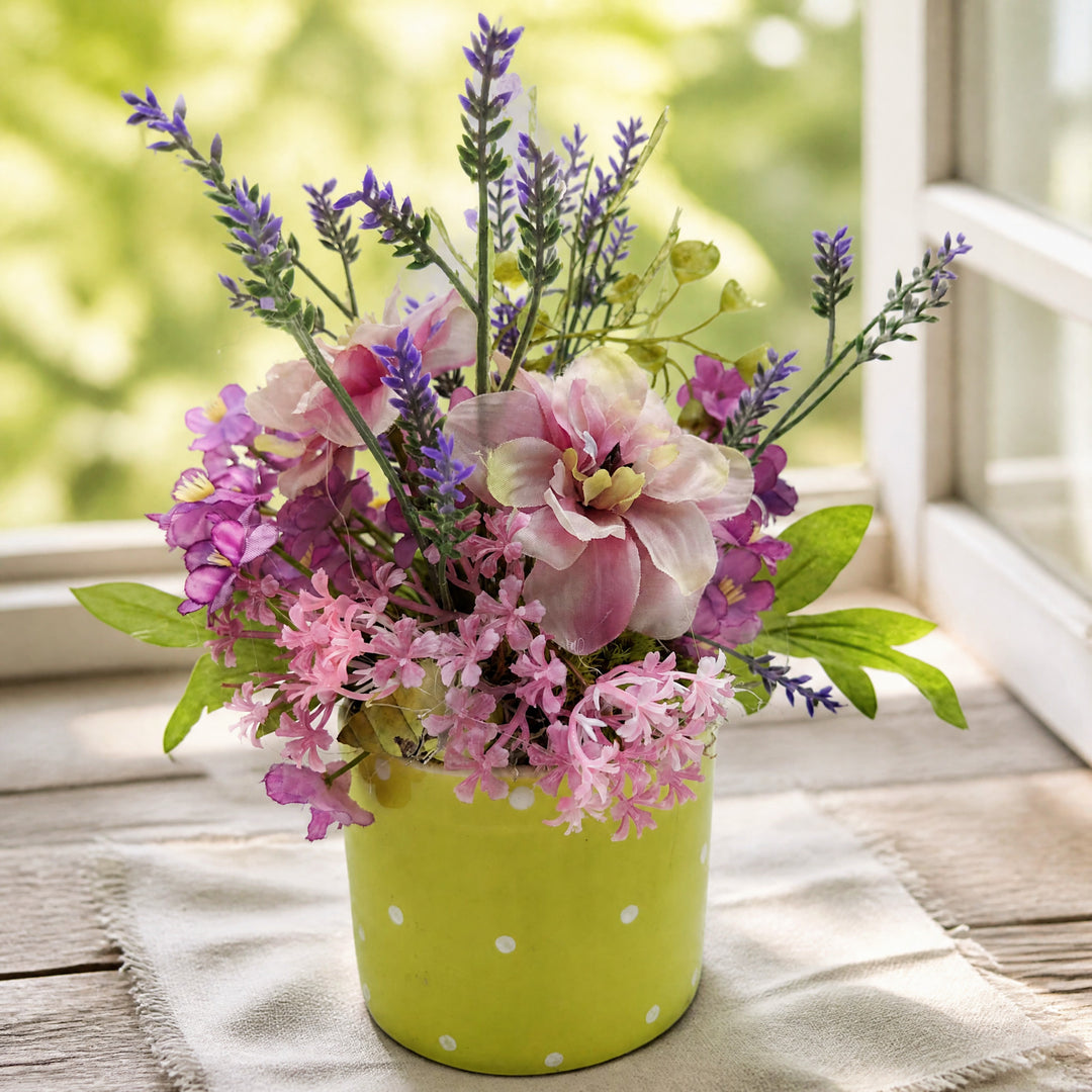 Szene Sommergesteck Lavendel Blüten Gräser lila rosa im grünen Topf