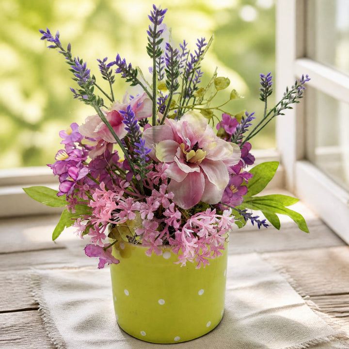 Szene Sommergesteck Lavendel Blüten Gräser lila rosa im grünen Topf