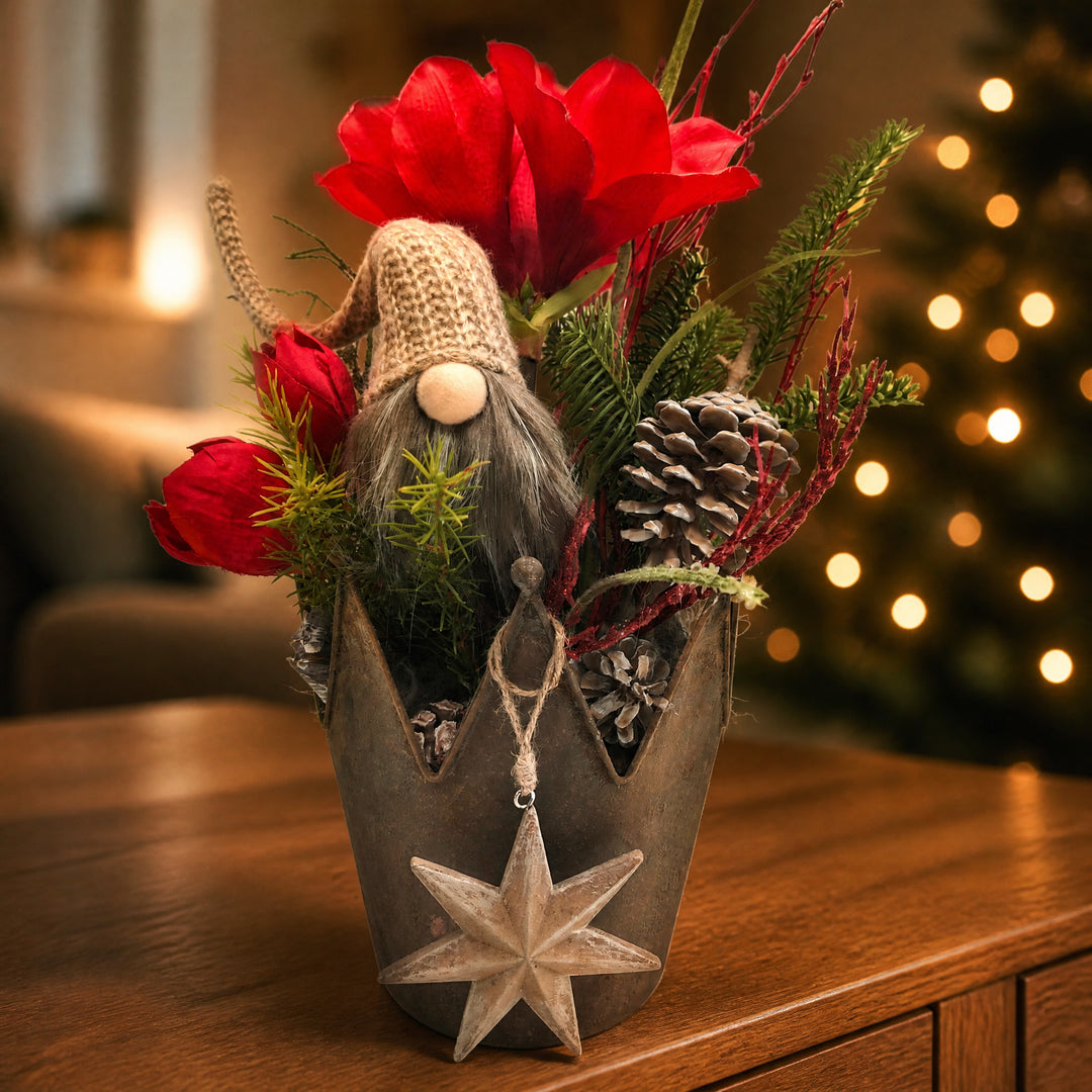 Szene Wintergesteck Wichtel Amaryllis Stern Zapfen rot natur
