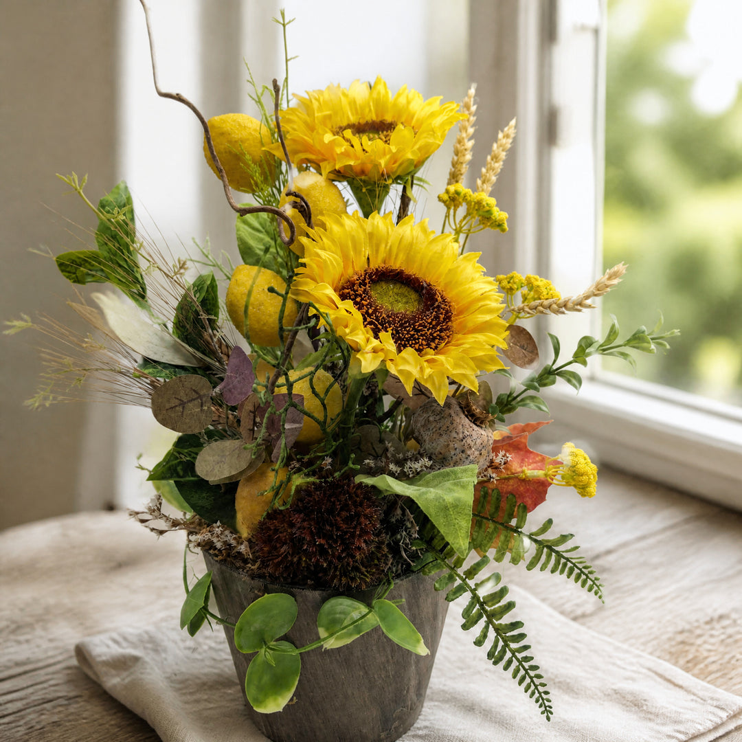 Szene Sommergesteck Sonnenblumen Zitronen Weizen gelb grün