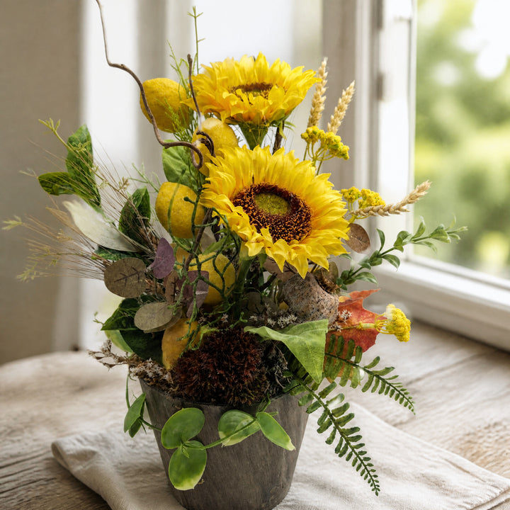 Szene Sommergesteck Sonnenblumen Zitronen Weizen gelb grün