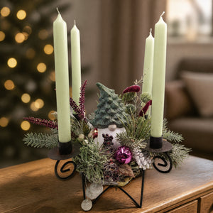 Szene Adventsgesteck Wichtel Kugel Zapfen Kerzen lila mint