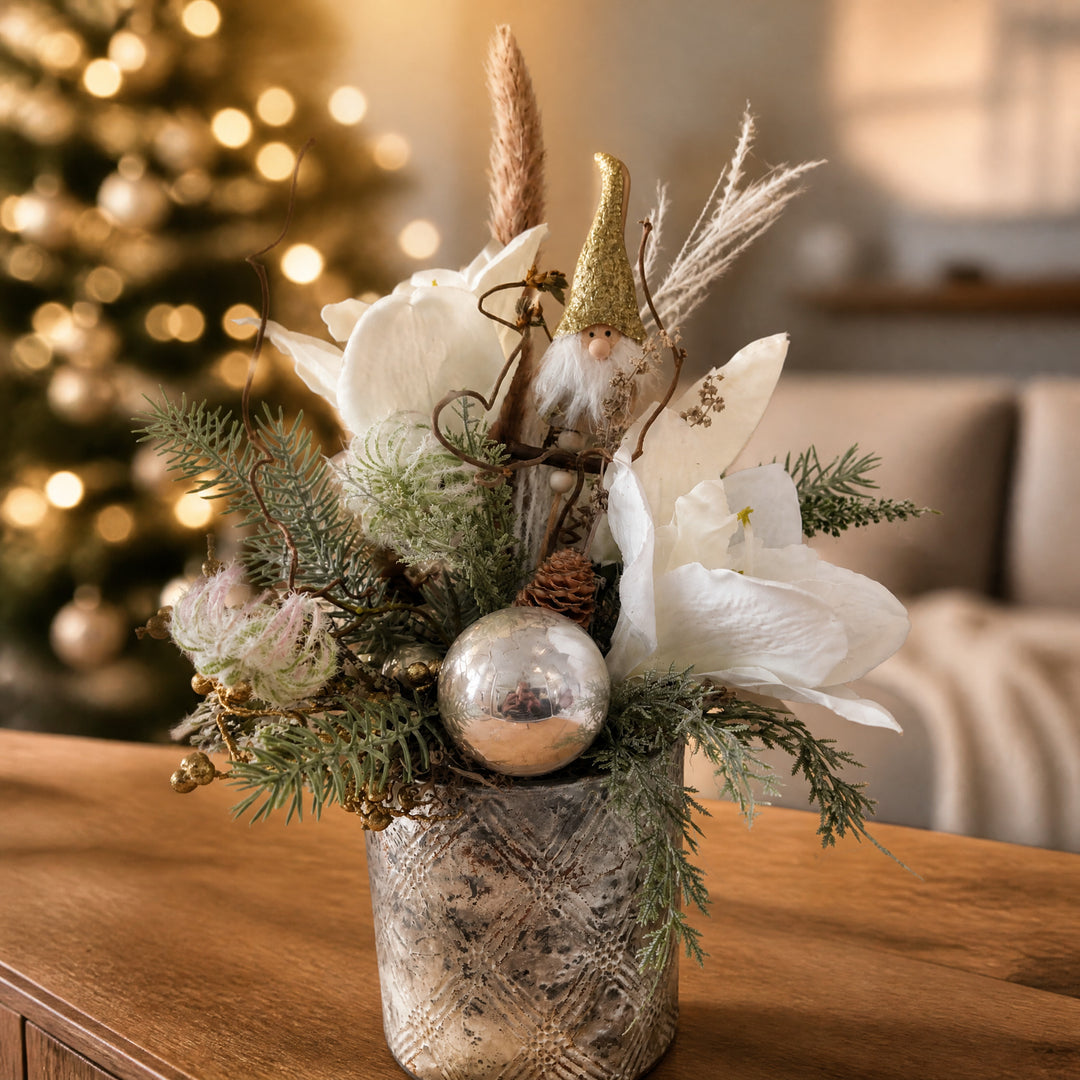 Szene Weihnachtsgesteck Amaryllis Kugel Zapfen Wichtel creme gold