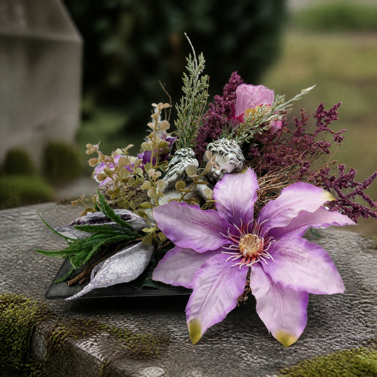 Szene Trauergesteck Engel Clematis Rose lila Grabschmuck