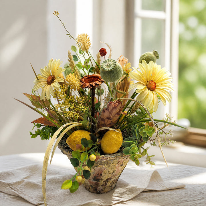 Szene Sommergesteck Gerbera Zitrone Mohnkapseln gelb natur