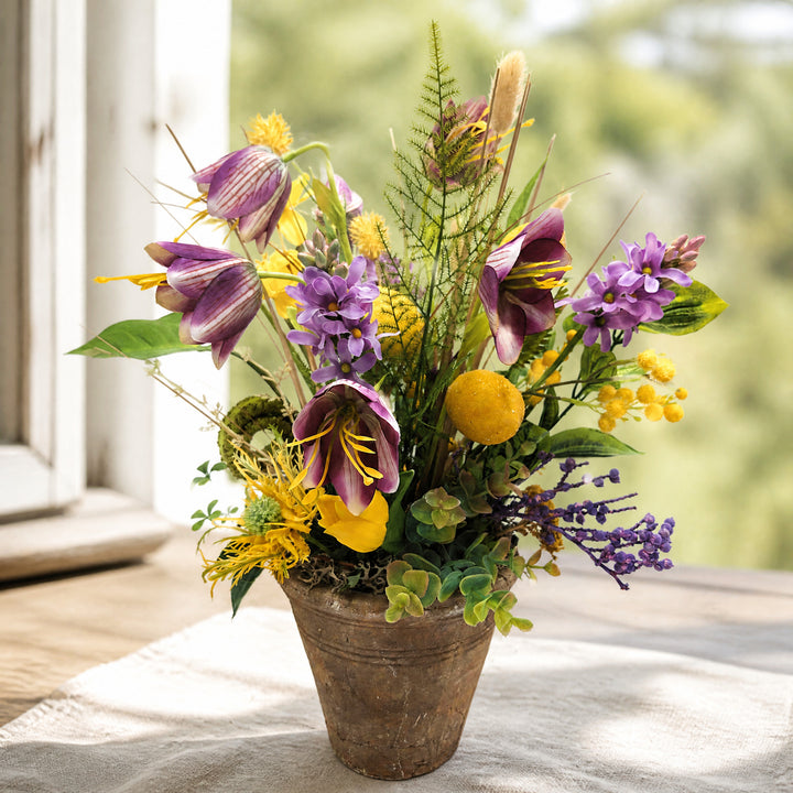 Szene Sommergesteck Mimose Zitrone Blüten gelb lila im Topf
