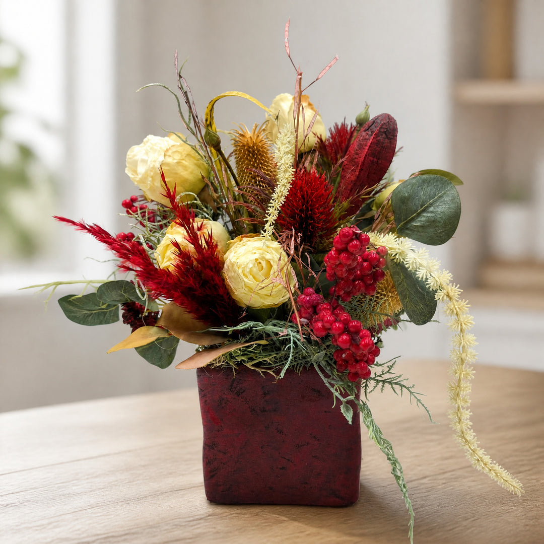 Szene Sommergesteck Rosen Disteln Beeren rot creme im Topf