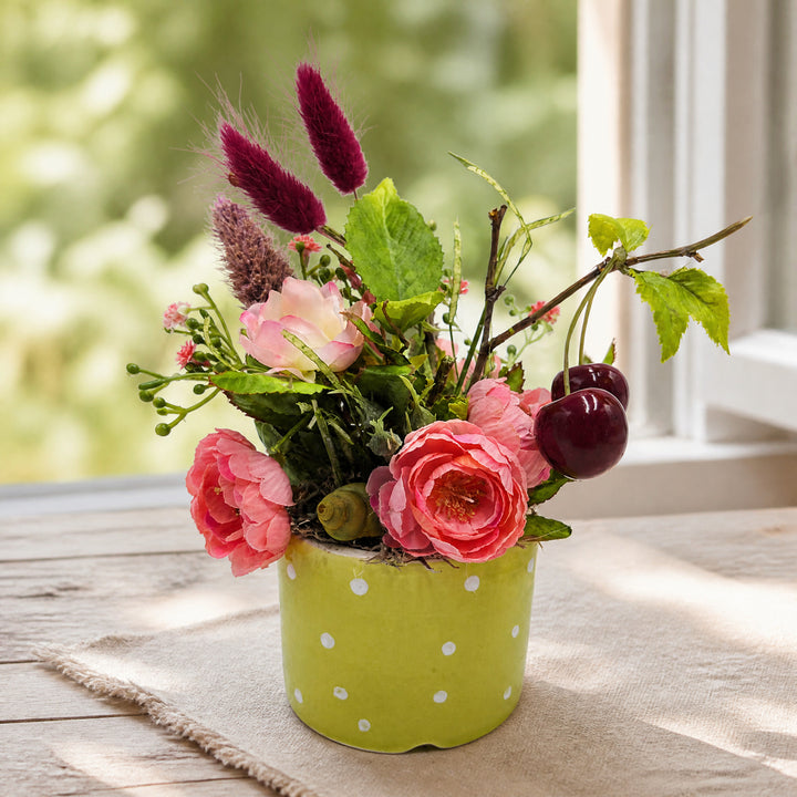 Szene Sommergesteck Rosen Kirschen Schnecke rosa grün im Topf