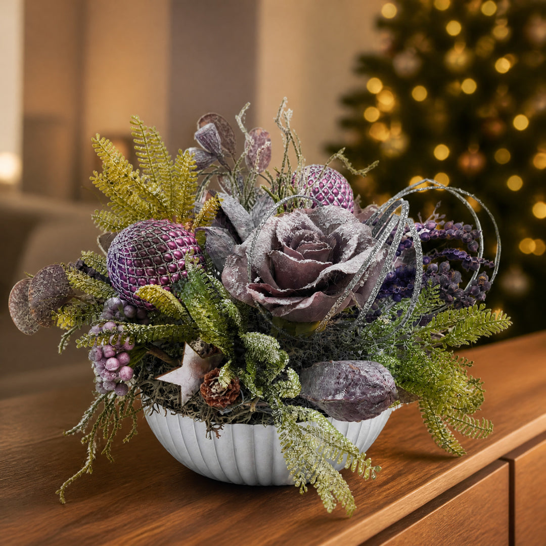Szene Weihnachtsgesteck Kugel Stern Rose lila beschneit in weißer Schale
