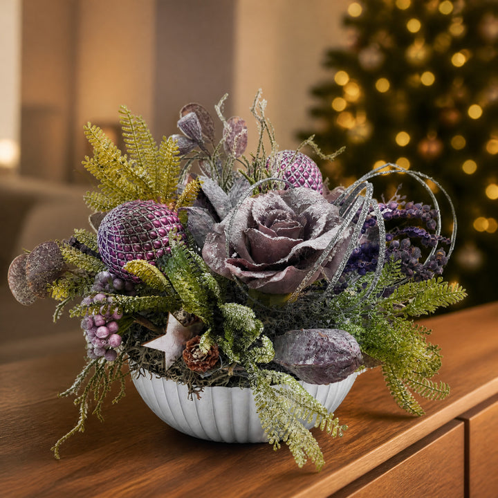 Szene Weihnachtsgesteck Kugel Stern Rose lila beschneit in weißer Schale