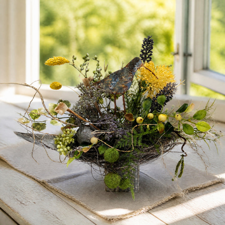 Szene Sommergesteck Vogel Lavendel Blüten Beeren Gräser blau gelb