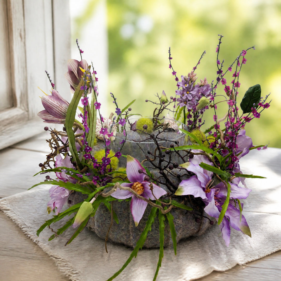 Szene Sommergesteck Windlicht Clematis Hyazinthen lila