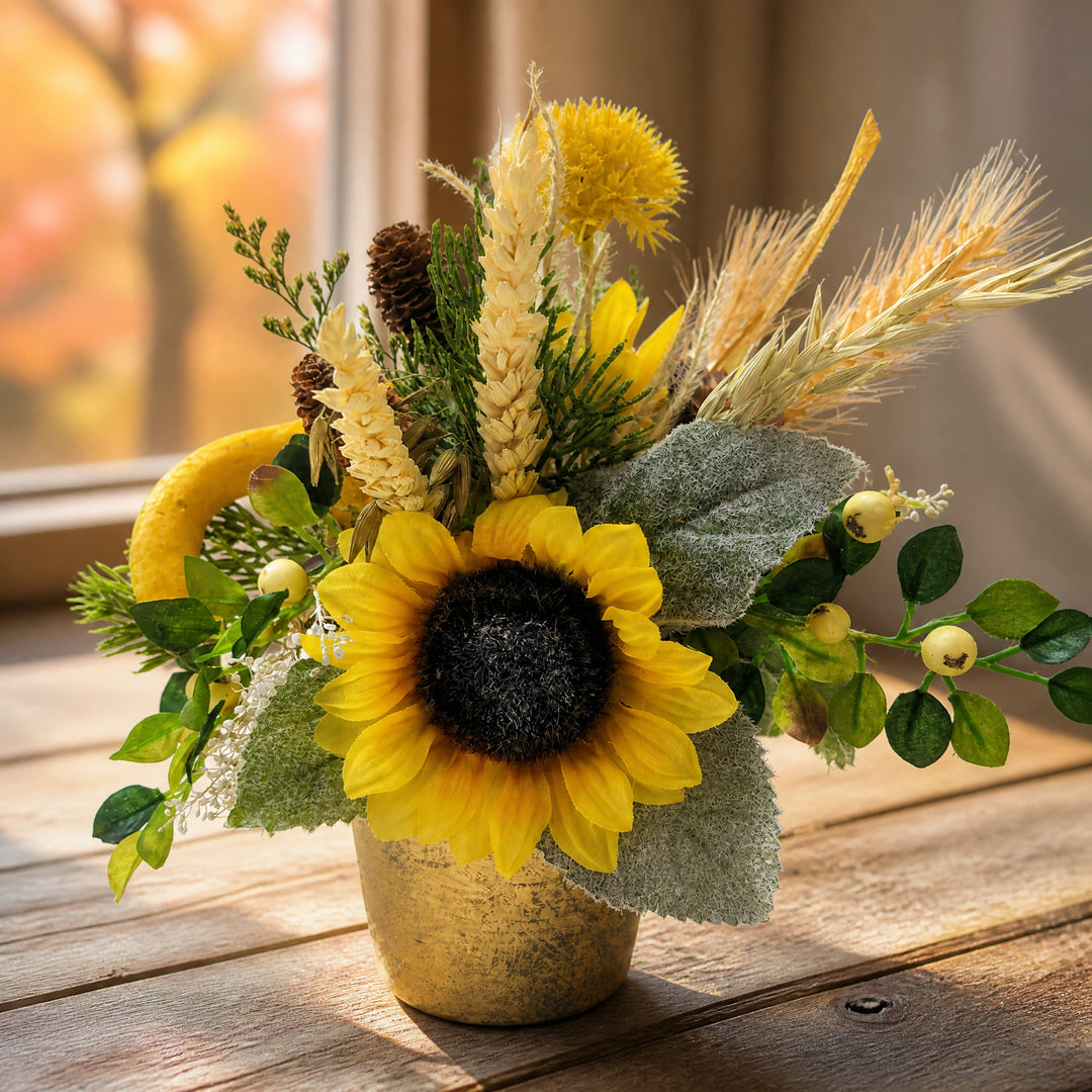 Szene Herbstgesteck Sonnenblume Kürbis Weizen im Topf gelb gold