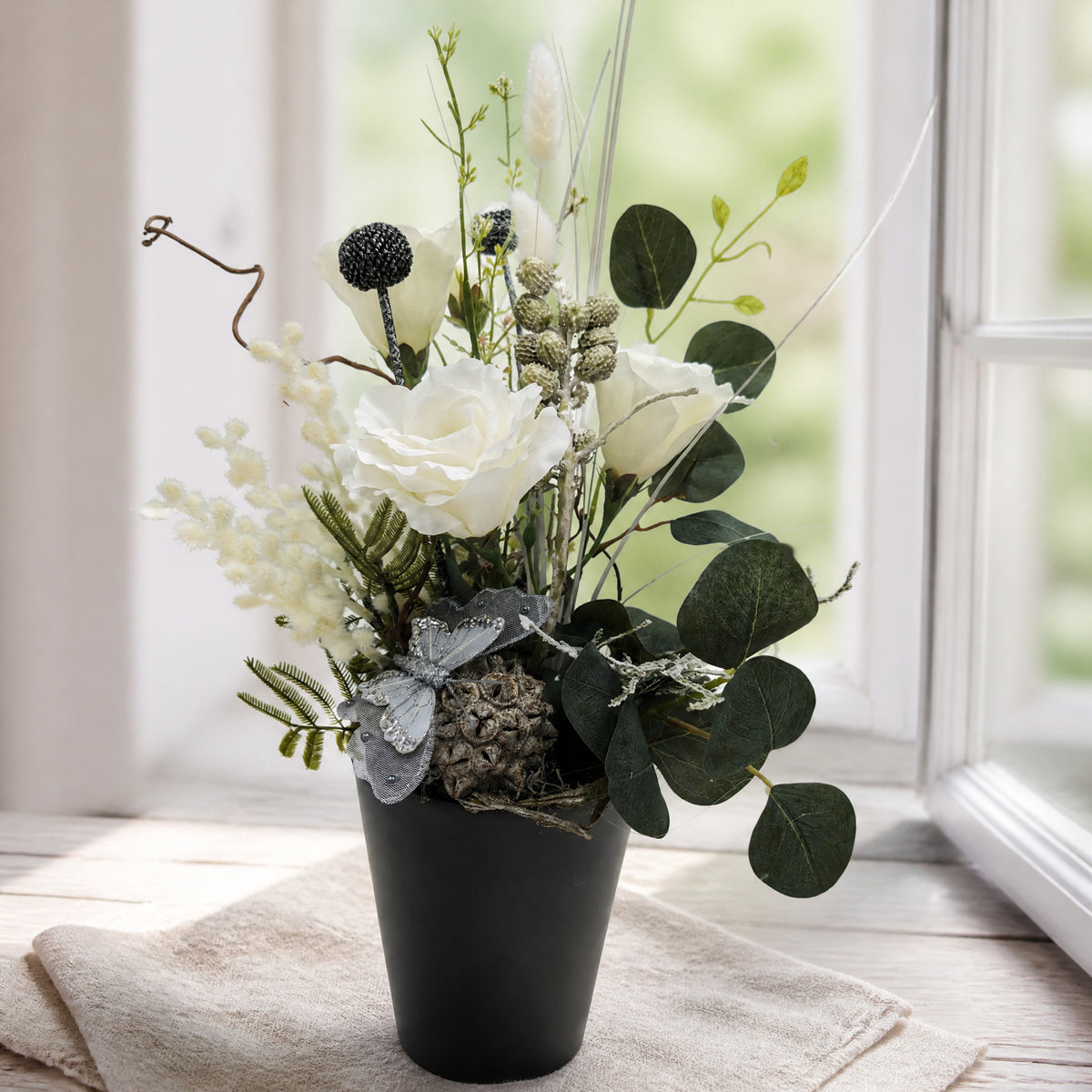 Szene Sommergesteck modern Rosen Schmetterling weiß schwarz