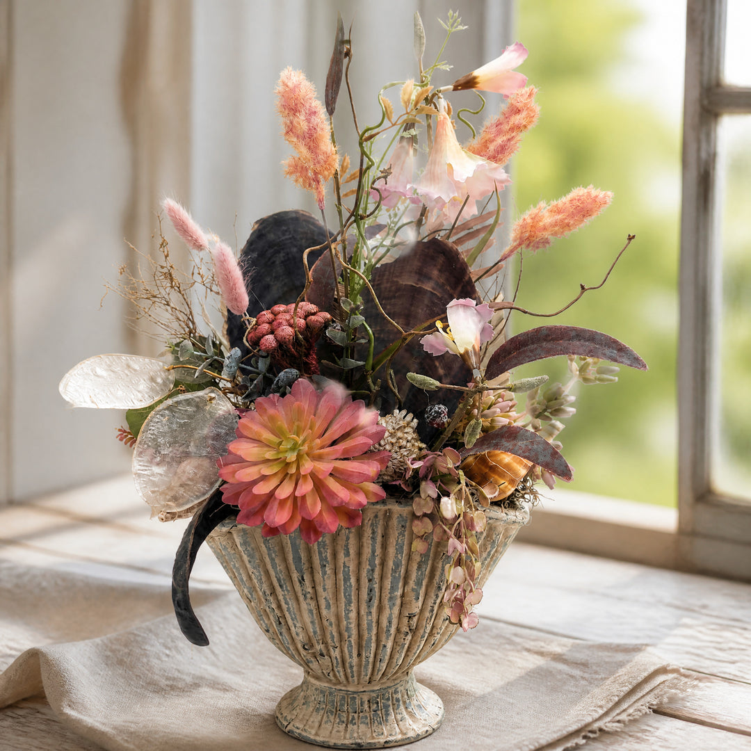 Szene Sommergesteck maritim mit Schnecken, Blüten & Gräsern rosa creme