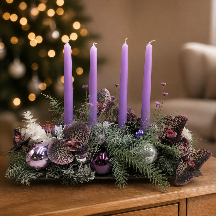 Szene Adventsgesteck Orchideen Kugeln Tanne lila silber
