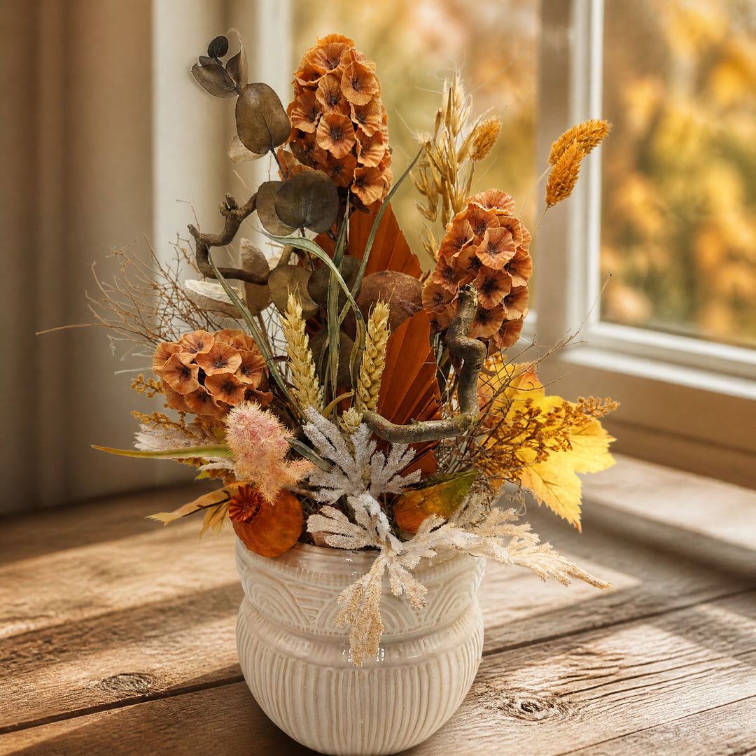 Szene Herbstgesteck Mohn Physalis Gräser orange creme